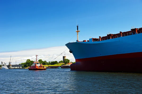 Bogsering fartyg i hamnen — Stockfoto