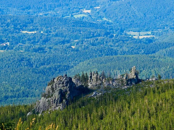 岩层的裂隙的花岗岩块组成 巨山波兰 — 图库照片