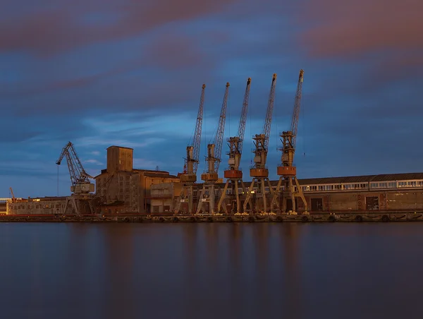 在晚上的海港的起重机 格但斯克波兰 — 图库照片
