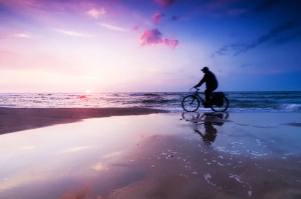 Mode de vie sain, plage au coucher du soleil — Photo