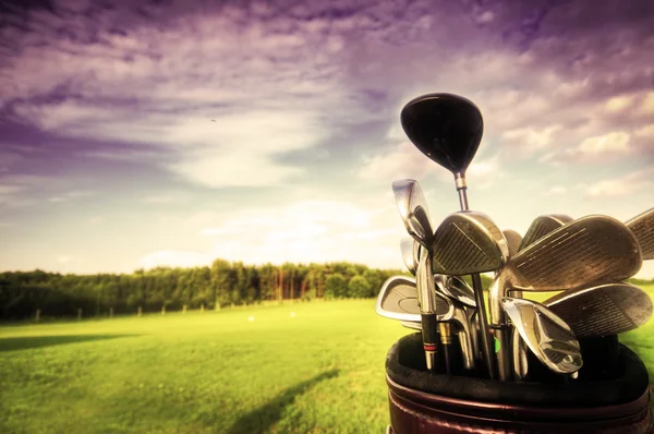 Golf gear, clubs bij zonsondergang — Stockfoto
