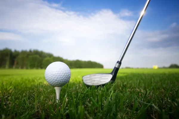 Jugando golf. Club y pelota en tee — Foto de Stock