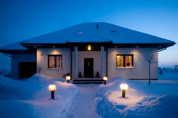 Дом зимой — стоковое фото