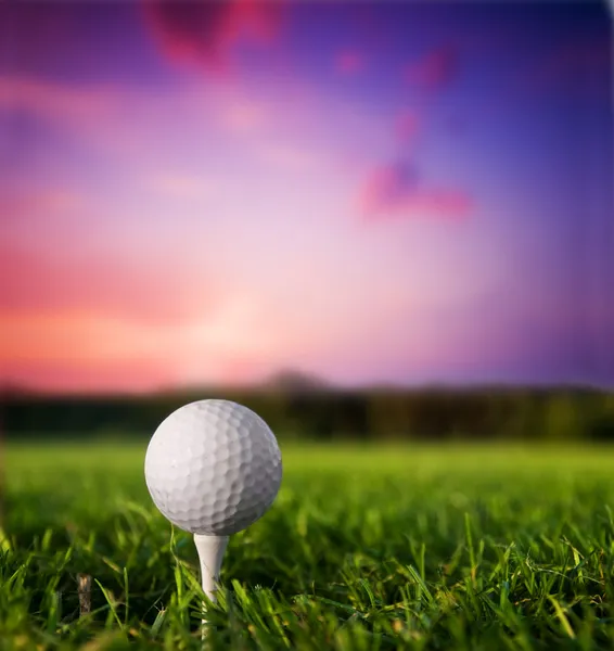 Balle de golf sur le tee au coucher du soleil — Photo
