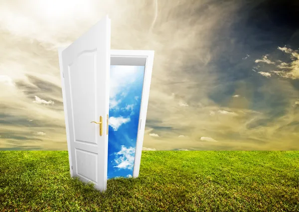 Offene Tür zu neuem Leben — Stockfoto