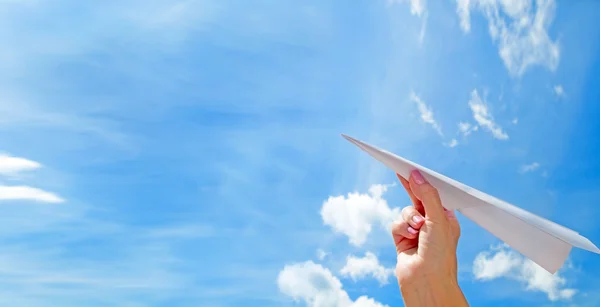 Atirar um avião de papel para o céu — Fotografia de Stock