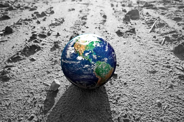 De bol van de aarde op rotsachtige mars als oppervlak — Stockfoto