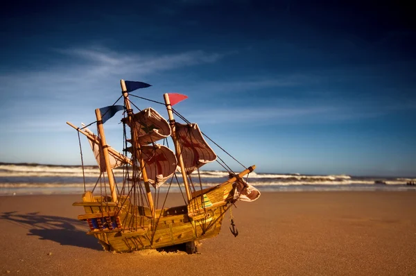 Модель корабля на летнем солнечном пляже — стоковое фото
