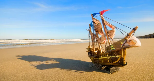 Модель корабля на літньому сонячному пляжі — стокове фото