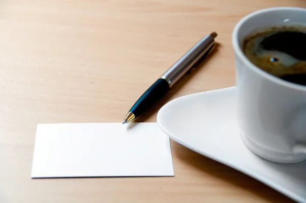 Cartão em branco e uma xícara de café — Fotografia de Stock