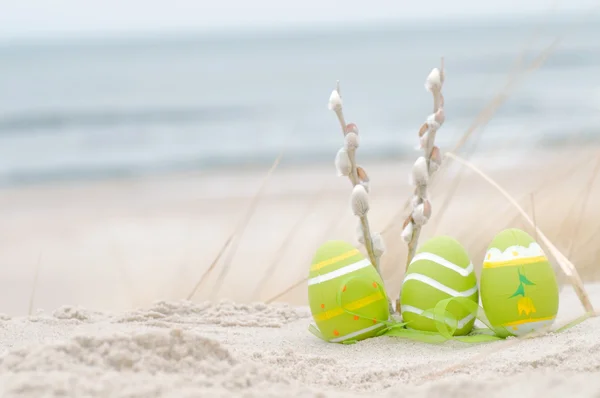 Oeufs décorés de Pâques sur sable — Photo