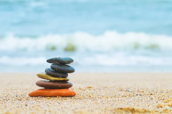 Стопка пляжных камней на песке — стоковое фото