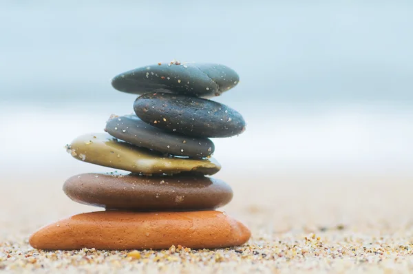 Стопка пляжных камней на песке — стоковое фото