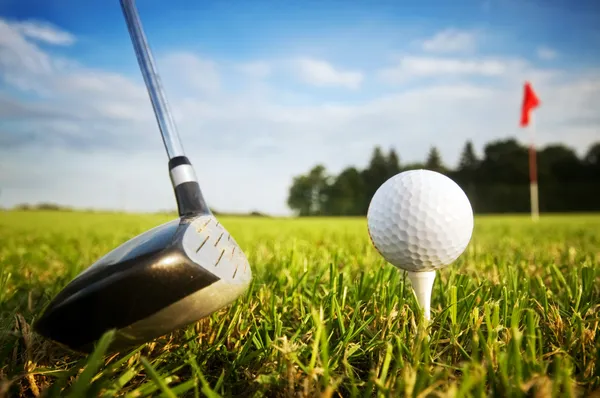 Golf spielen. Schläger und Ball auf dem Abschlag lizenzfreie Stockbilder