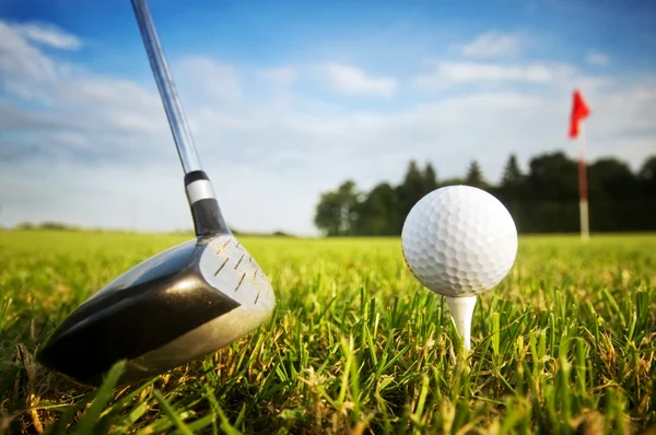 Jugando golf. Club y pelota en tee Imágenes de stock libres de derechos