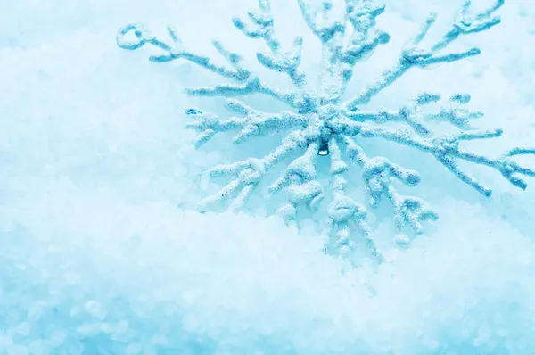 雪で雪の結晶。クリスマス — ストック写真