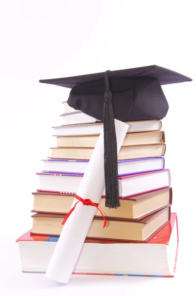 Chapéu de estudante, diploma e livros — Fotografia de Stock