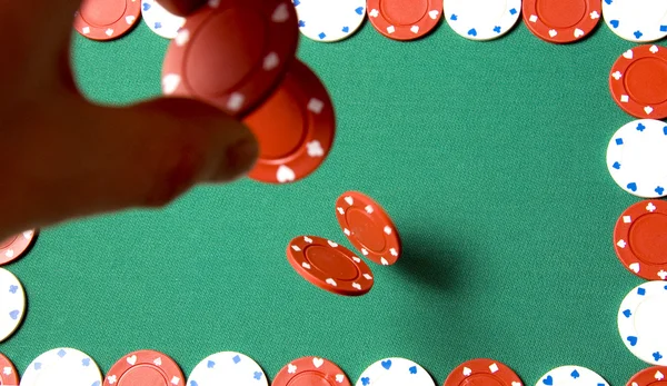 Glücksspielchips fallen — Stockfoto