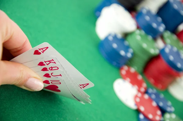 Hazardní žetony a karty — Stock fotografie