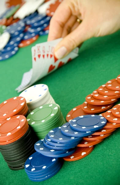 Glücksspielchips und Karten — Stockfoto