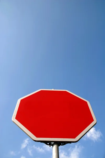 푸른 하늘을 배경으로 한 도로 표지판 — 스톡 사진