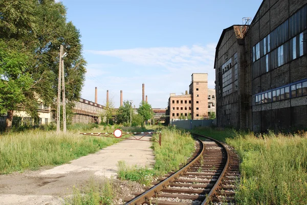 Ferrocarril viejo, chimeneas y nubes — Foto de Stock