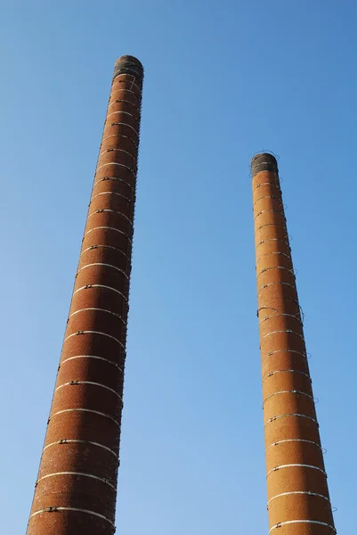 Fabriek schoorstenen — Stockfoto
