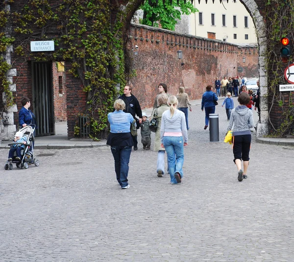 Turister i den gamla stad krakow — Stockfoto
