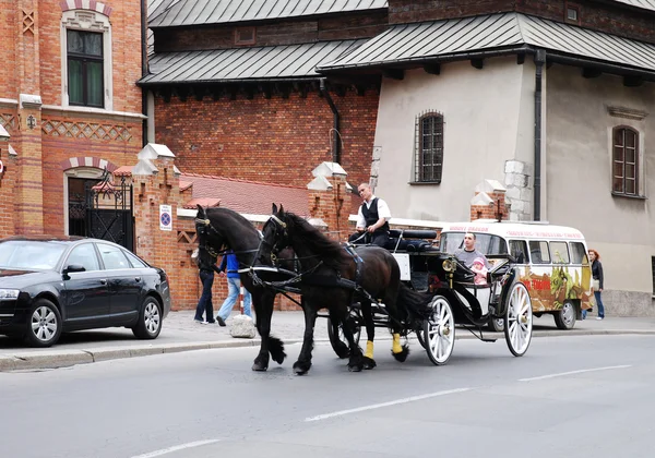 Los buggies tirados por caballos trotan alrededor de Cracovia — Foto de Stock