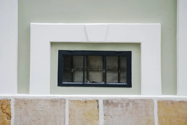Fenster eines mittelalterlichen Gebäudes — Stockfoto