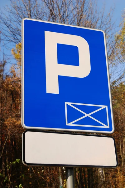 Sygnał parkingu w lesie — Zdjęcie stockowe