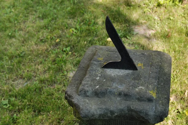 Una meridiana su una piattaforma di pietra — Foto Stock