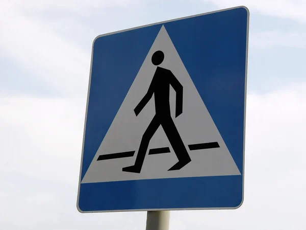 Stary znak drogowy. przejście dla pieszych — Zdjęcie stockowe