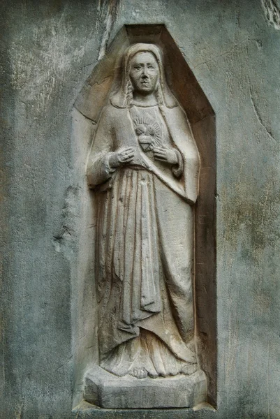 キリスト教の古い墓地の聖マリアの像 — ストック写真