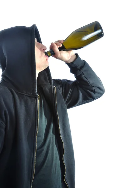 Junger Mann, stehend und Alkohol trinkend, isoliert auf weißem Rücken — Stockfoto