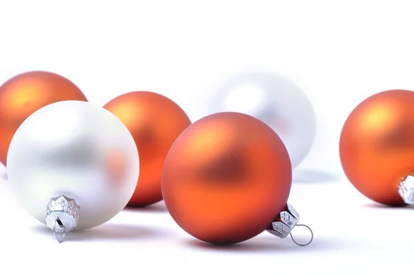 白い背景のクリスマスボール — ストック写真