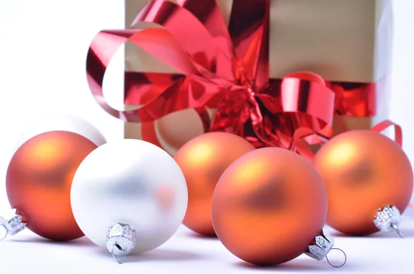 Christbaumkugeln und Geschenk isoliert auf weißem Hintergrund — Stockfoto