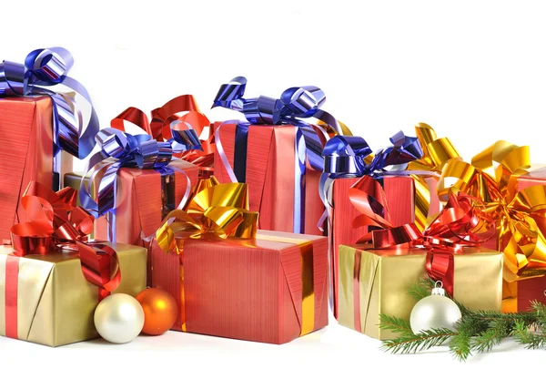 Karácsonyi ajándék és baubles elszigetelt fehér background — Stock Fotó
