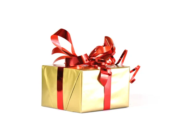 Beyaz arka plan üzerinde izole kırmızı fiyonklu hediye paketi — Stok fotoğraf