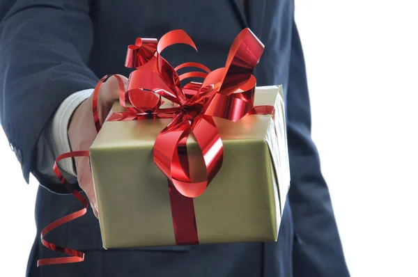 Un uomo d'affari che ti offre un regalo. Isolato su sfondo bianco — Foto Stock