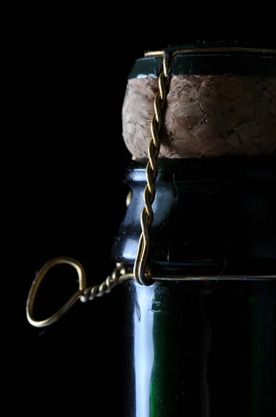 Kyld flaska champagne på svart — Stockfoto