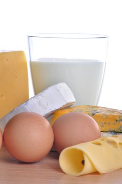 süt ürünleri ve yumurta beyaz zemin üzerine izole
