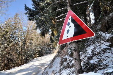 yol Alpleri'nde yanındaki çığ işaretini.