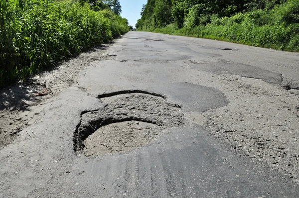 Dziura na drodze szkoda — Zdjęcie stockowe