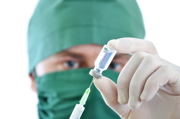 Doktor s injekční stříkačkou v ruce, samostatný — Stock fotografie
