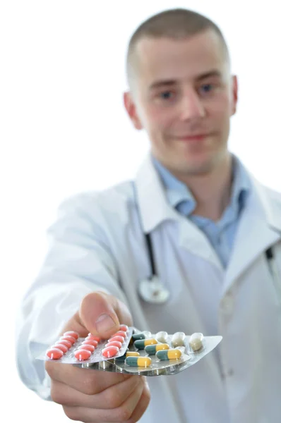 Jeune médecin offrant de nombreux médicaments isolés — Photo