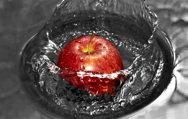 Roter Apfel Wasser — Stockfoto