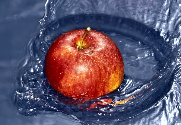 Apple thrown into the water — Stock Photo, Image