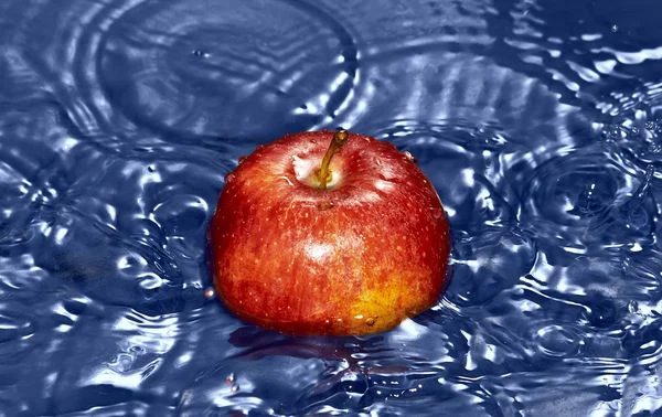 Red apple in water — Stock Photo, Image
