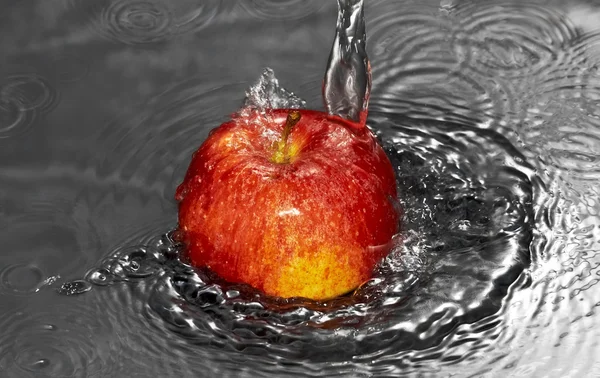 Water flow on apple — Stock Photo, Image